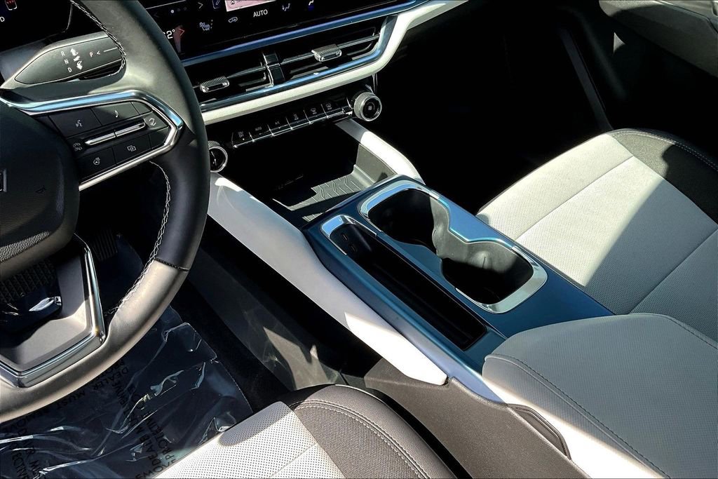 Used 2025 Chevrolet Equinox EV LT image 17