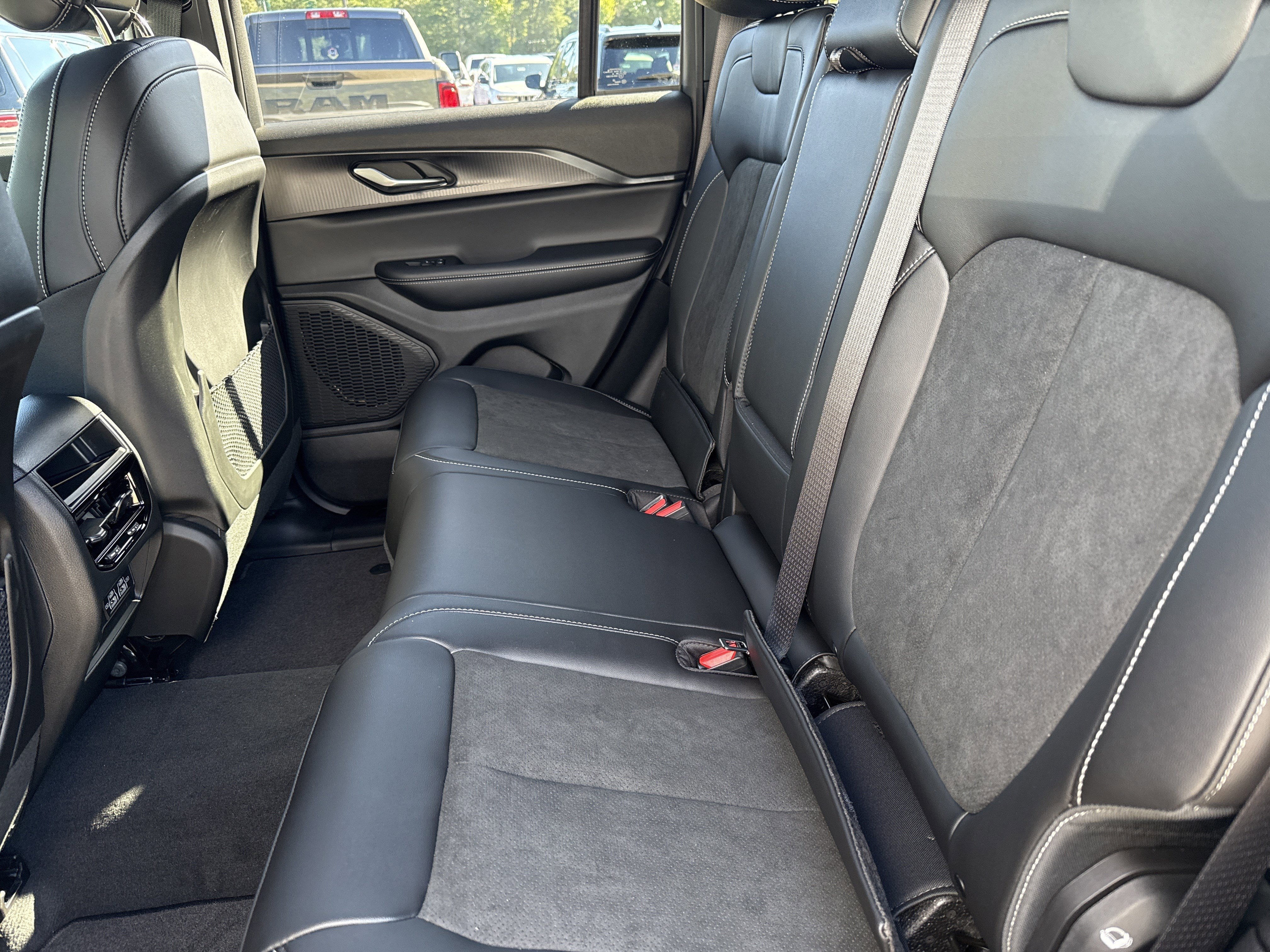 New 2025 Jeep Grand Cherokee Altitude image 21