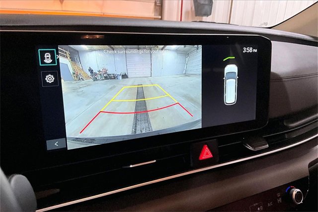 Used 2025 Kia Carnival EX image 24