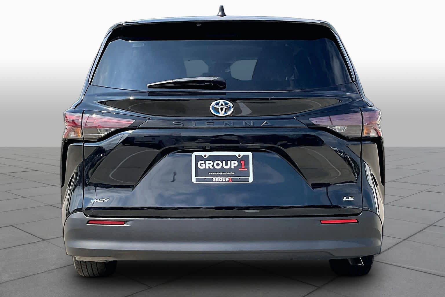 Used 2025 Toyota Sienna LE FWD image 5