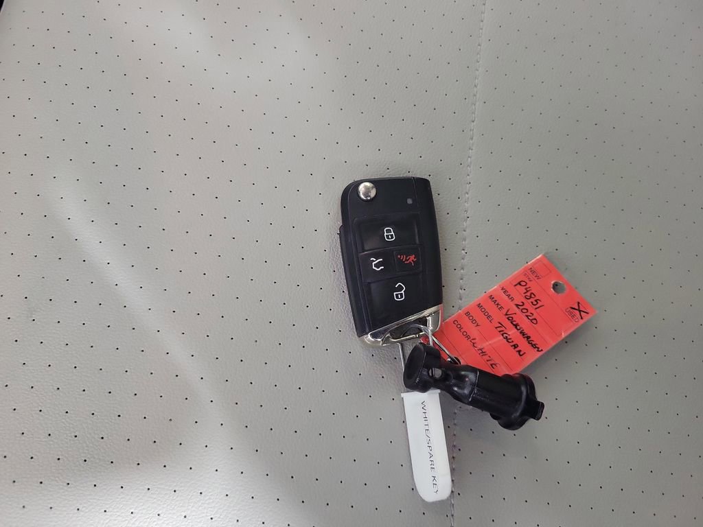 Used 2020 Volkswagen Tiguan SEL AWD/4WD image 27