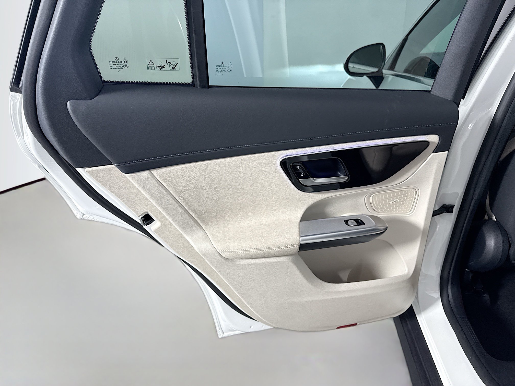 Used 2025 Mercedes-Benz GLC 350e 4MATIC image 26