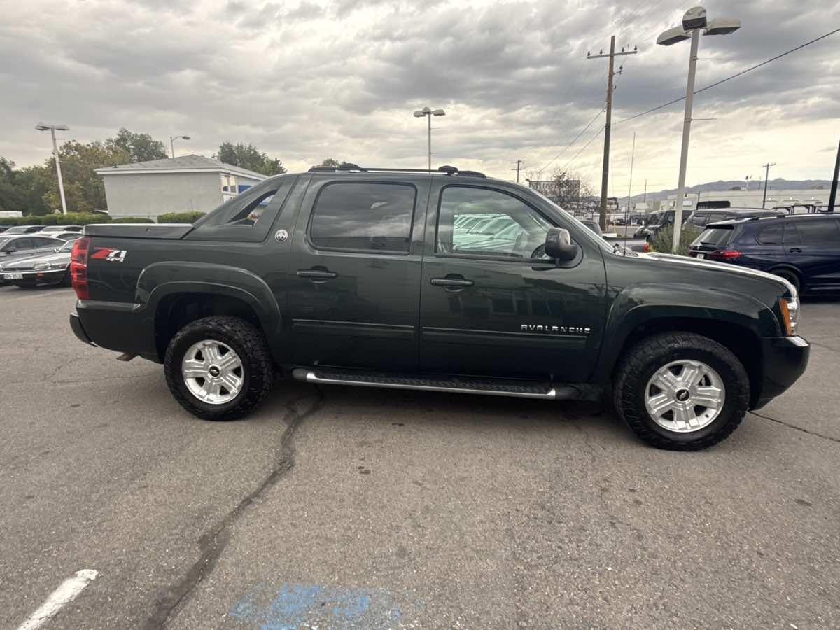 Used 2013 Chevrolet Avalanche LT w/ Suspension Package, Off-Road AWD/4WD image 5