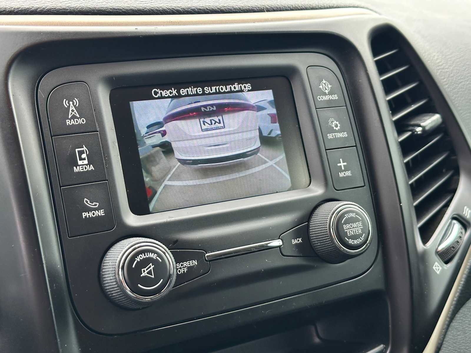 Used 2018 Jeep Cherokee Latitude w/ Altitude Package FWD image 11