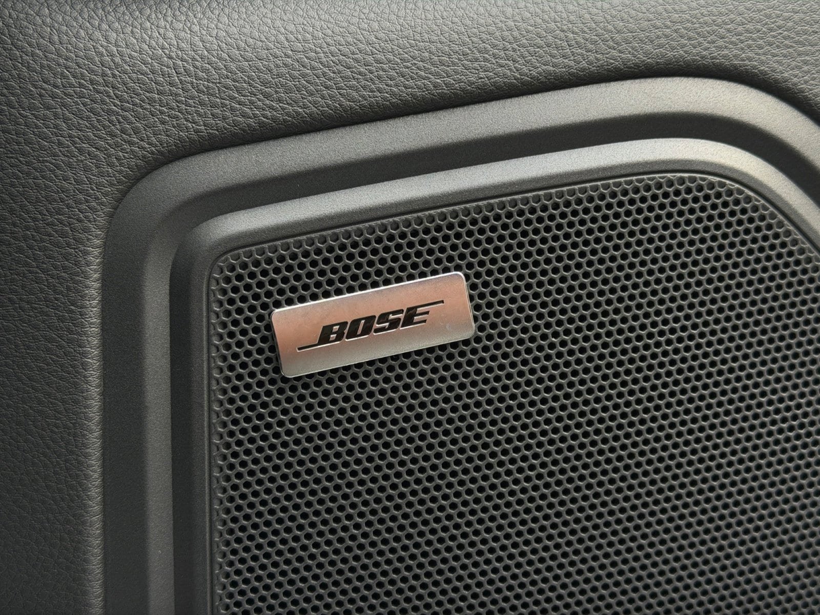 Certified 2025 Porsche Macan AWD/4WD image 27