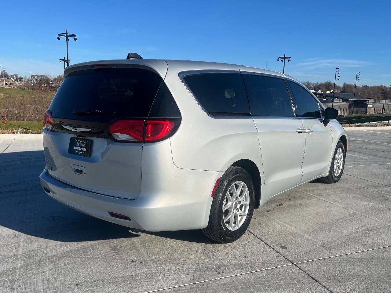 Used 2022 Chrysler Voyager LX image 7