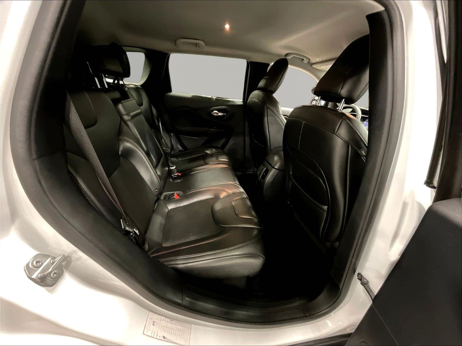 Used 2019 Jeep Cherokee Trailhawk AWD/4WD image 25