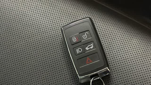 Used 2025 Land Rover Range Rover SE AWD/4WD image 32