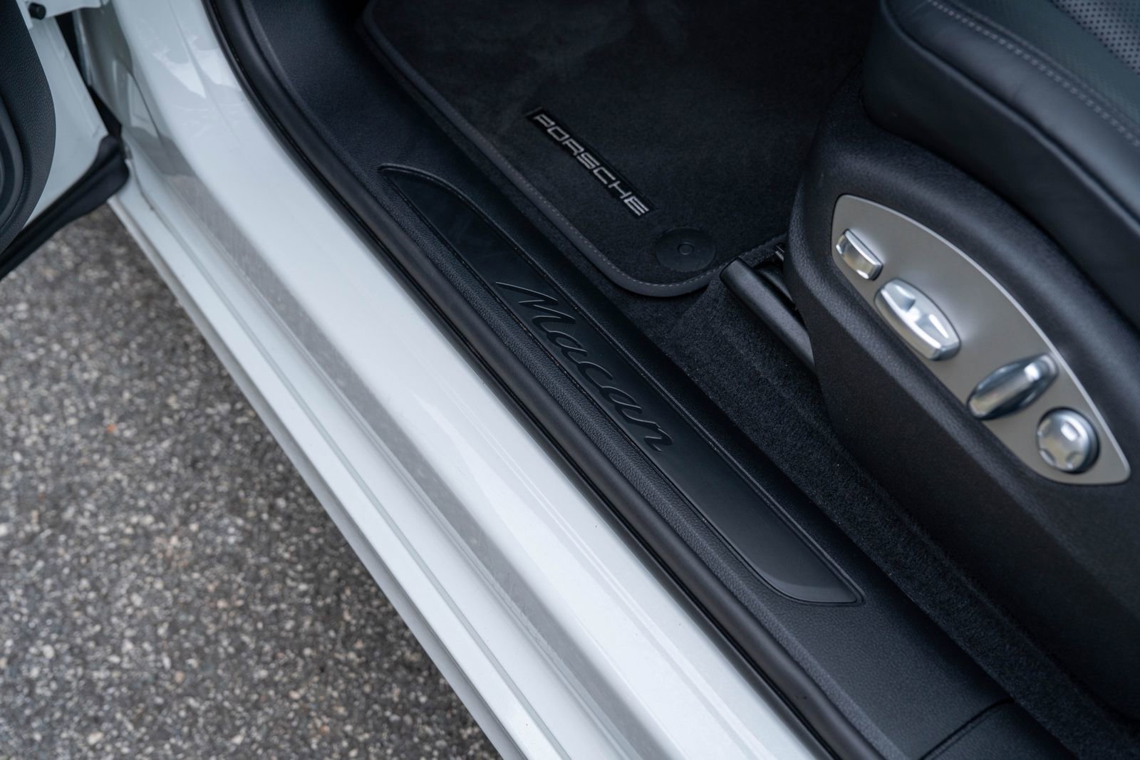 Certified 2025 Porsche Macan image 23