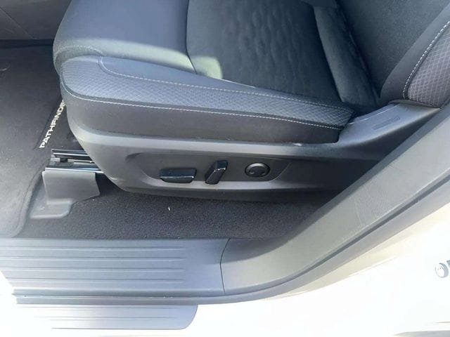 Used 2025 Nissan Pathfinder SV AWD/4WD image 6