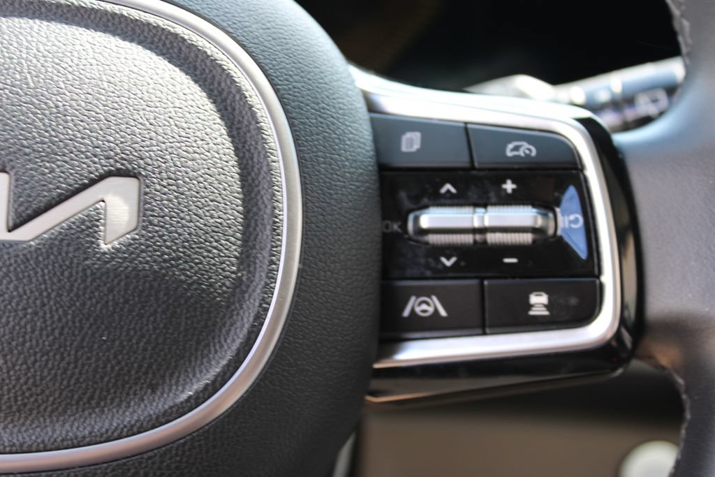 Used 2025 Kia Carnival FWD image 15