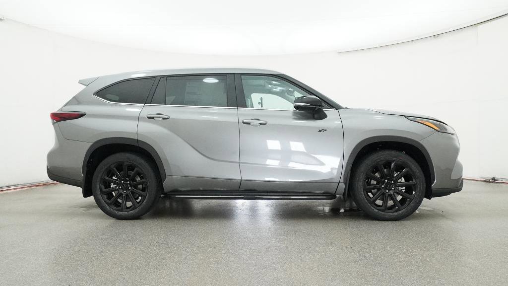 New 2025 Toyota Highlander XLE image 30