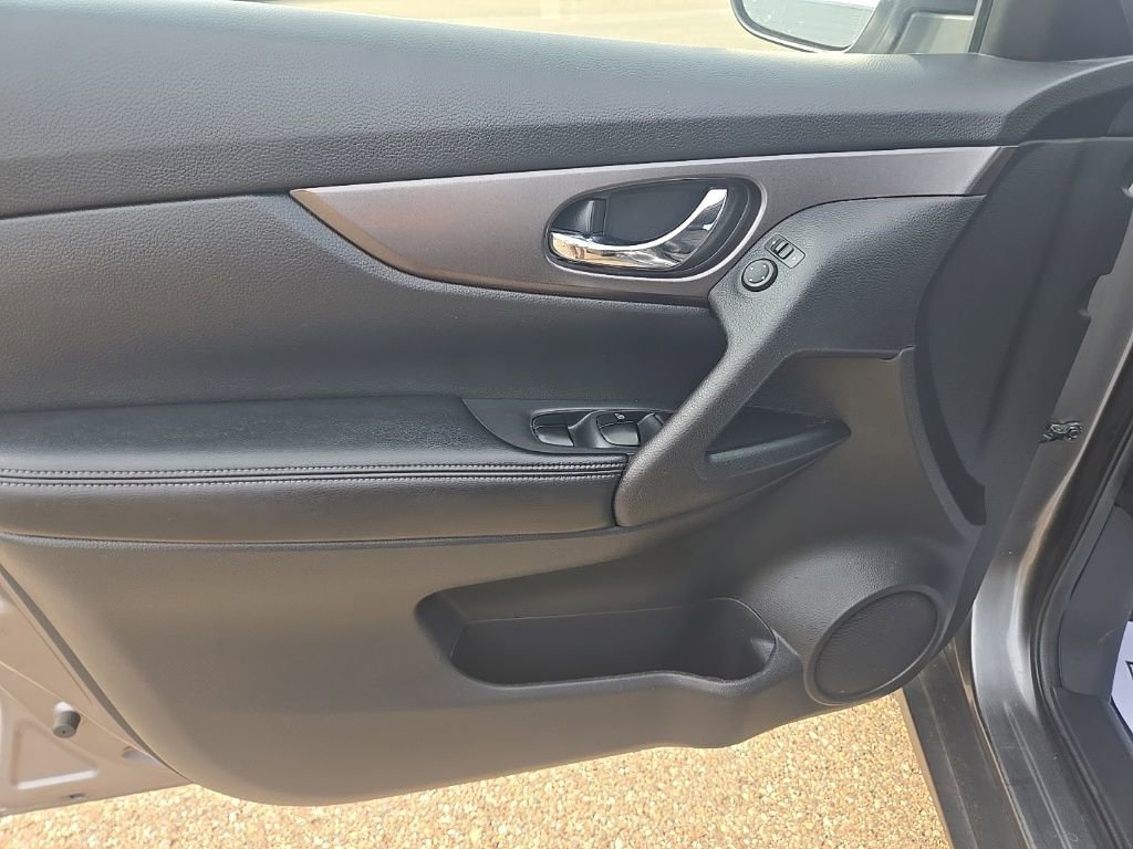 Used 2015 Nissan Rogue SV AWD/4WD image 14