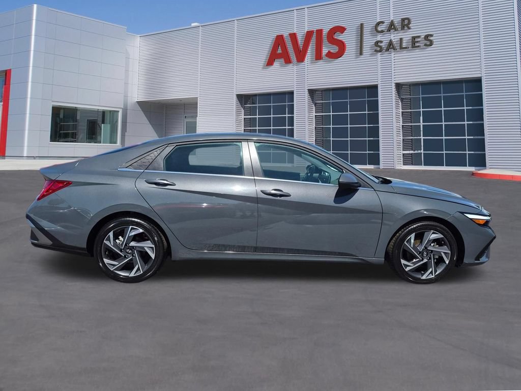 Used 2025 Hyundai Elantra SEL FWD image 5