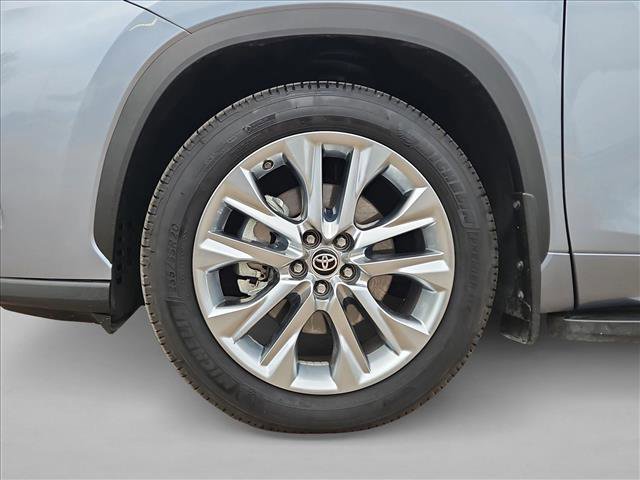 Used 2023 Toyota Highlander Limited FWD image 25