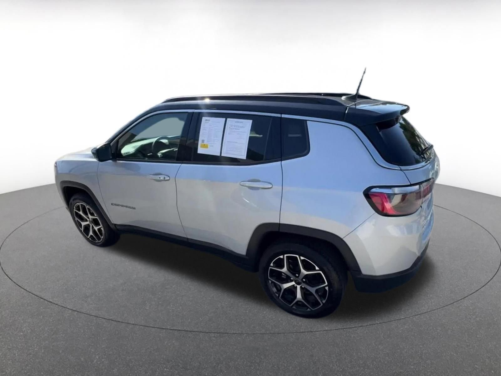 Used 2025 Jeep Compass Limited image 10