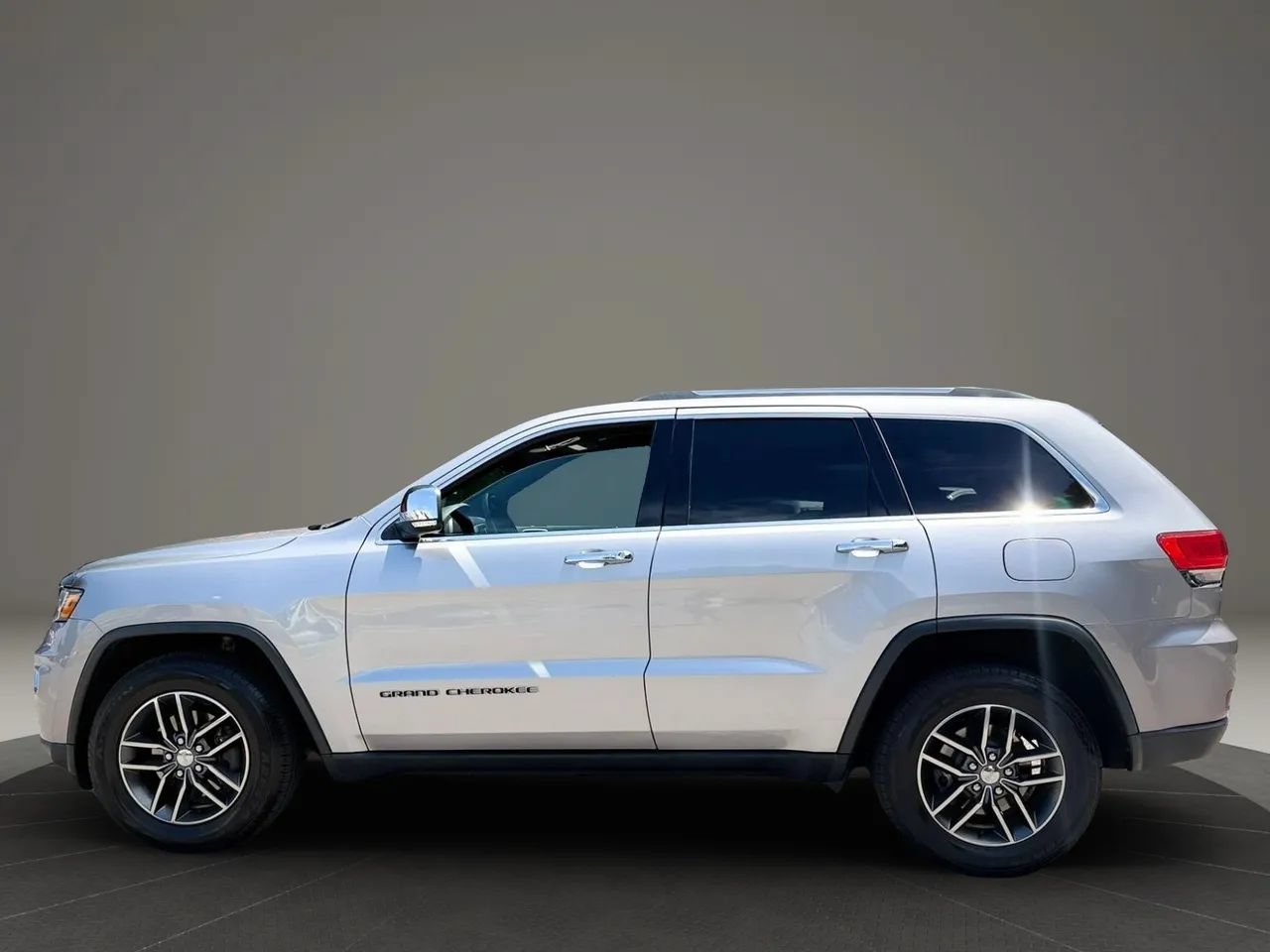 Used 2017 Jeep Grand Cherokee Limited w/ Luxury Group II AWD/4WD image 8