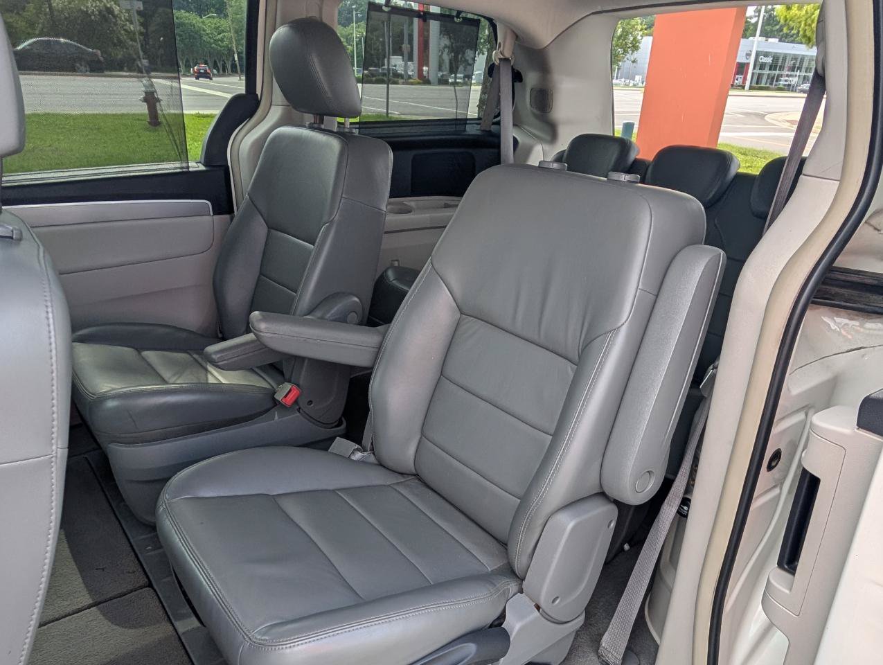 Used 2010 Volkswagen Routan SEL FWD image 34