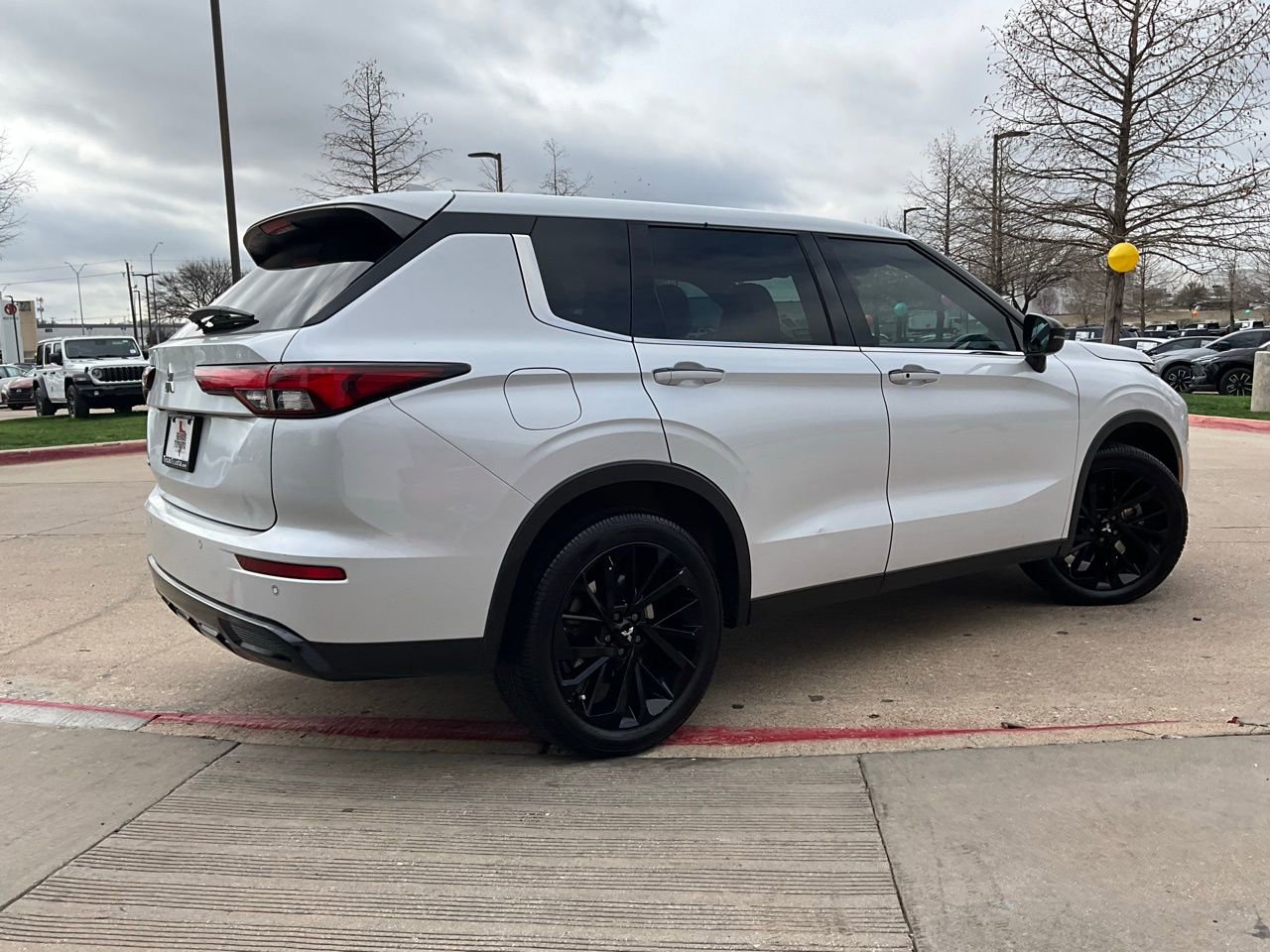 Used 2022 Mitsubishi Outlander SE image 6