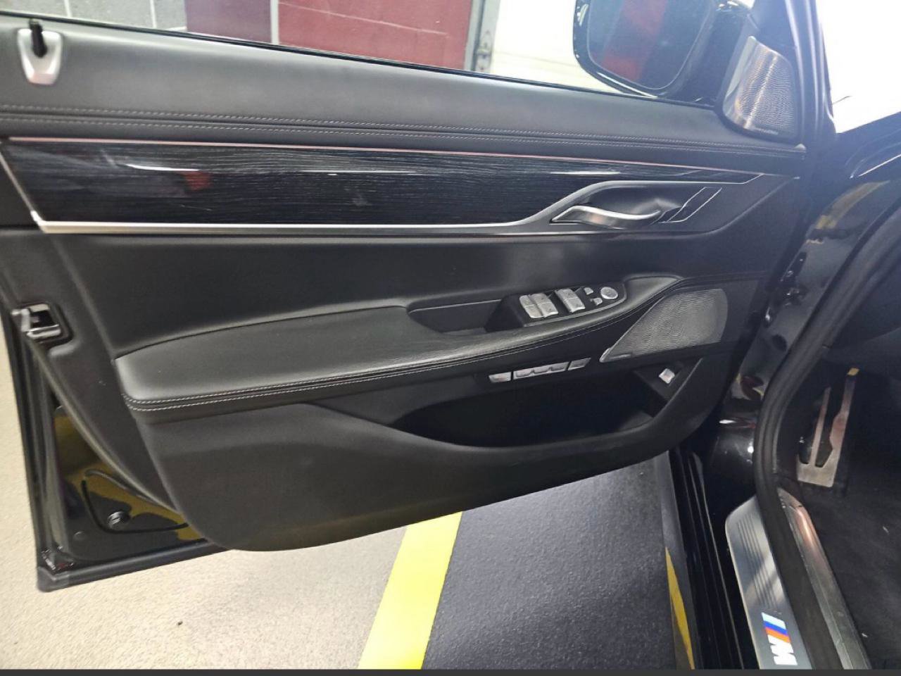 Used 2017 BMW 750i RWD image 7