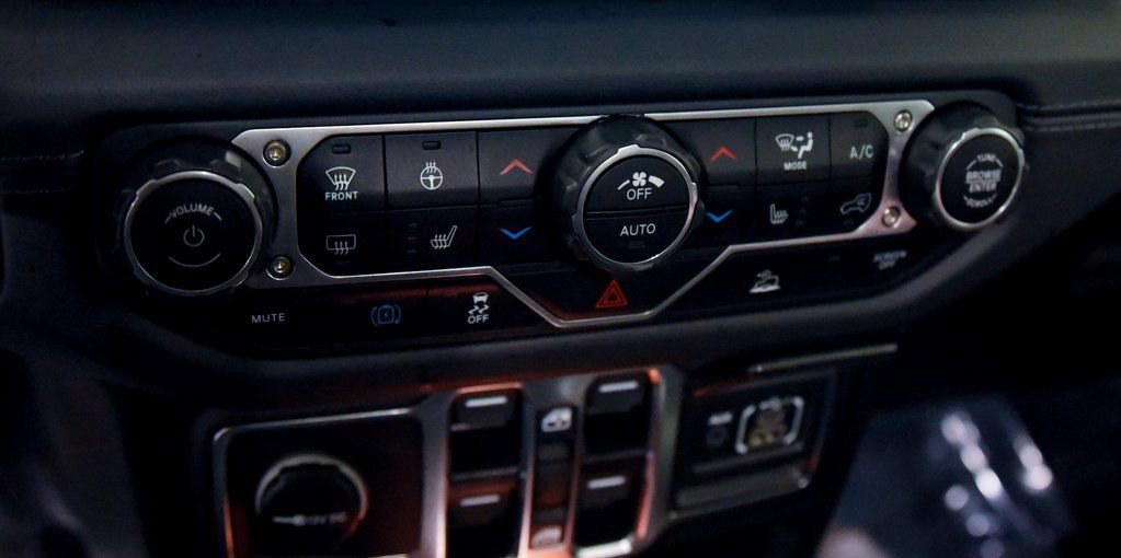 Used 2025 Jeep Wrangler Unlimited Sahara image 18