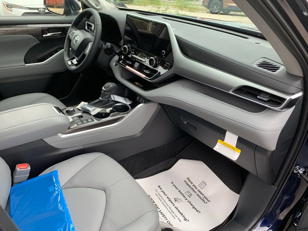 New 2026 Toyota Highlander Platinum AWD/4WD image 18