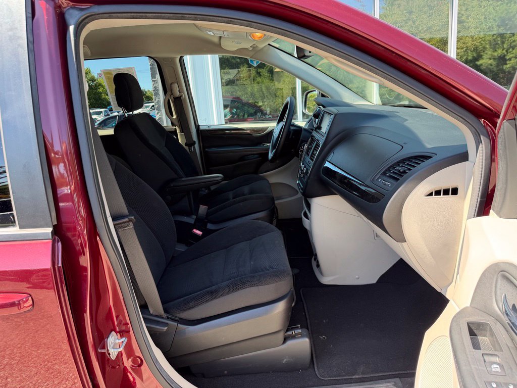Used 2018 Dodge Grand Caravan SE w/ UConnect Hands-Free Group FWD image 14