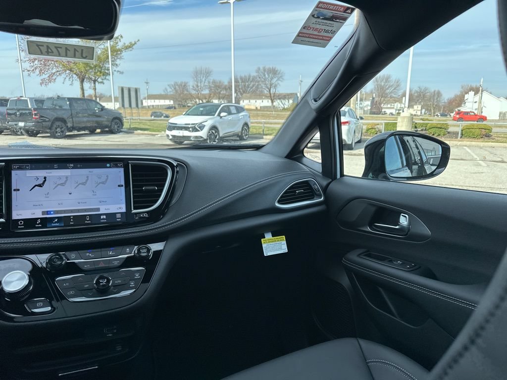 New 2026 Chrysler Pacifica Select AWD/4WD image 56
