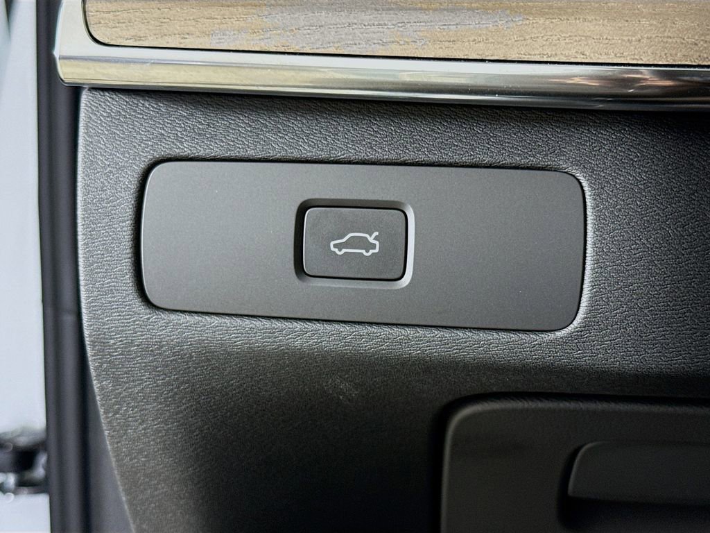 Certified 2026 Volvo XC90 B6 Plus w/ Protection Package Premier image 10