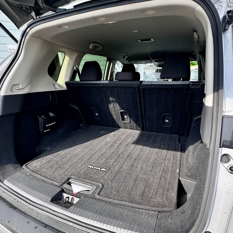 Used 2023 Nissan Rogue SV image 10