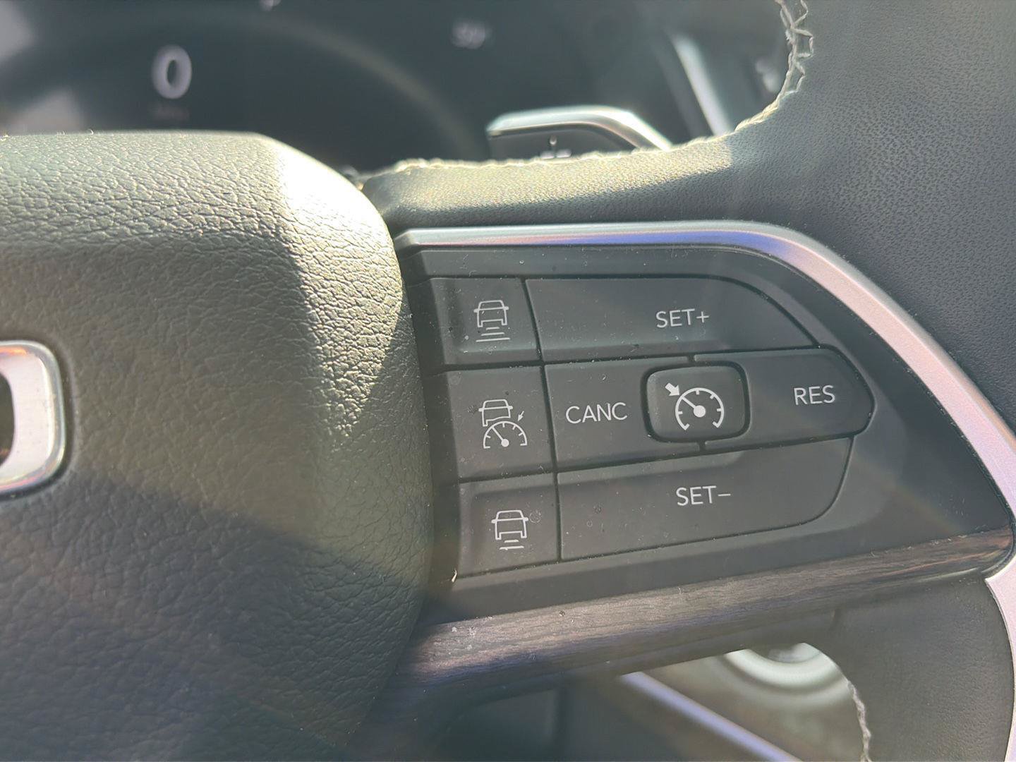 Used 2023 Jeep Grand Cherokee Limited AWD/4WD image 17