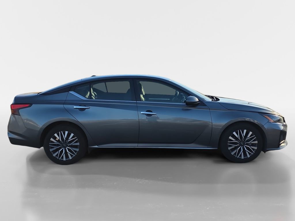 Used 2023 Nissan Altima 2.5 SV image 3