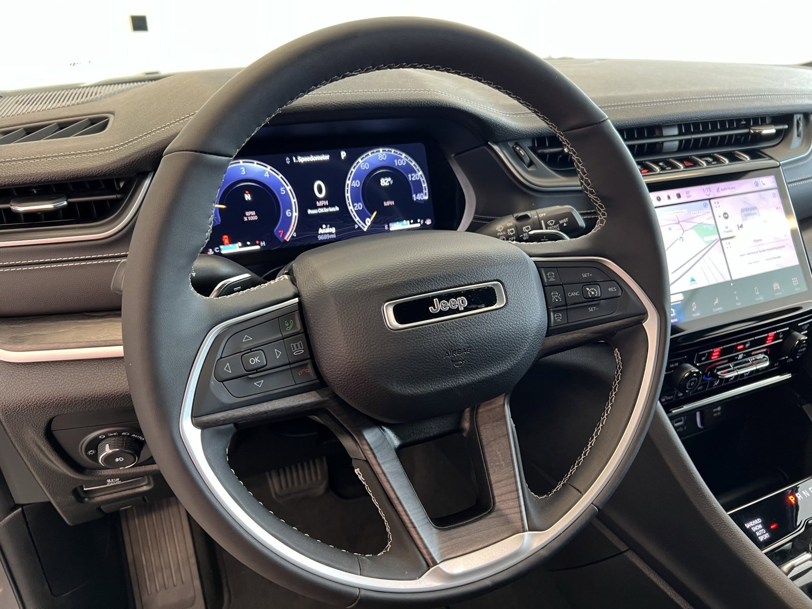 Used 2024 Jeep Grand Cherokee L Limited w/ Black Appearance Package image 32