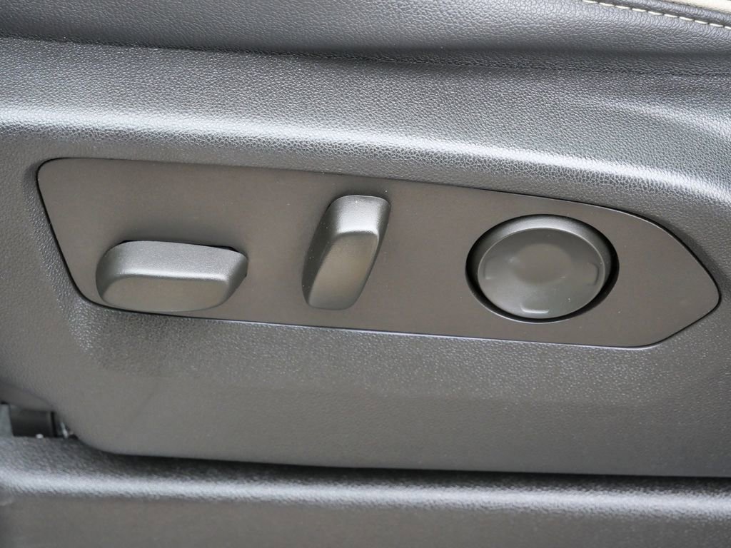 Used 2022 GMC Yukon SLT w/ SLT Premium Package image 18