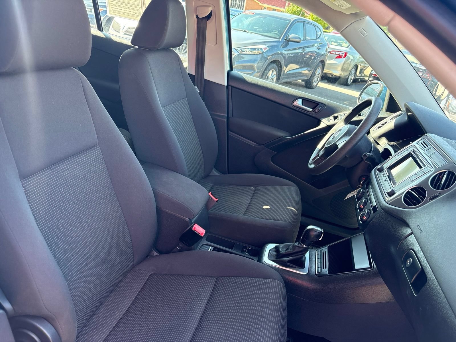 Used 2017 Volkswagen Tiguan Limited w/ Alloy Wheels Package FWD image 18