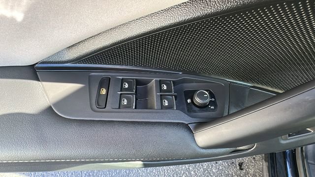 Used 2025 Volkswagen Tiguan SE AWD/4WD image 24
