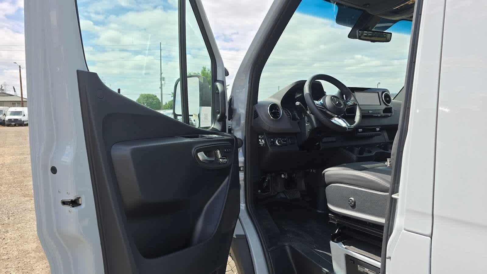 Used 2025 Mercedes-Benz Sprinter 2500 image 22