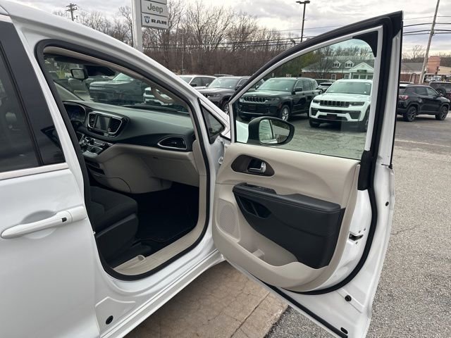 Certified 2023 Chrysler Voyager LX image 11