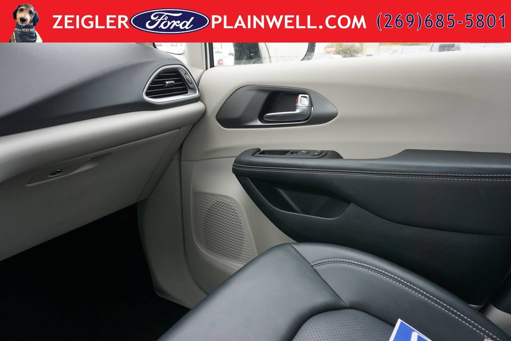 Used 2024 Chrysler Pacifica Touring-L FWD image 34