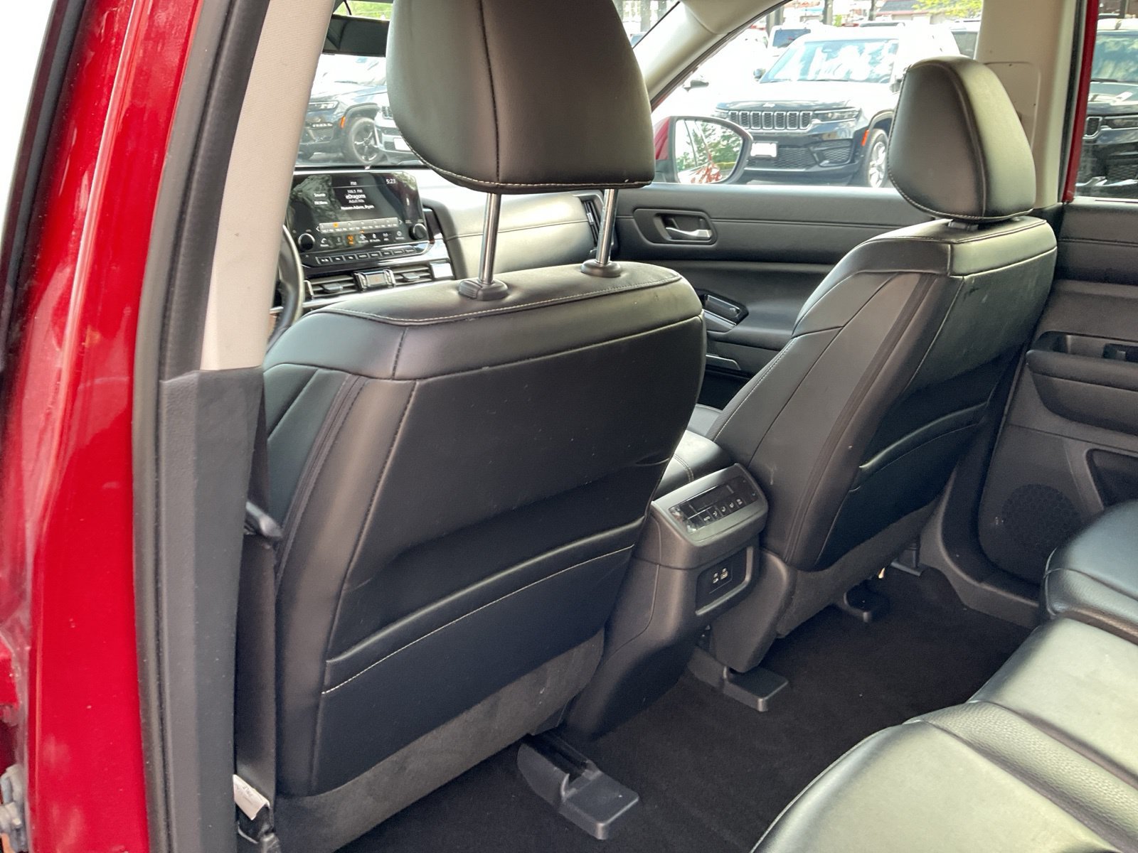 Used 2024 Nissan Pathfinder SL FWD image 27