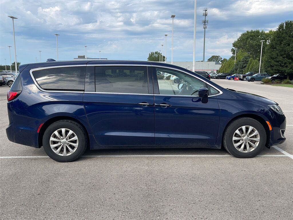 Used 2019 Chrysler Pacifica Touring Plus w/ Advanced Safetytec Group FWD image 19