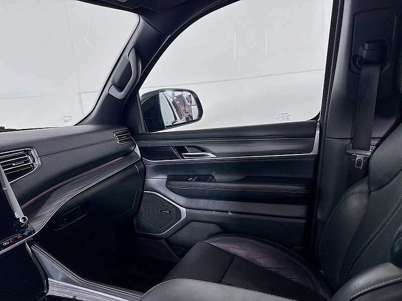 Used 2023 Jeep Wagoneer L Series III w/ Preferred Equipment Group image 25