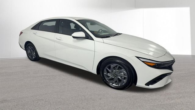 Used 2025 Hyundai Elantra Hybrid FWD image 2