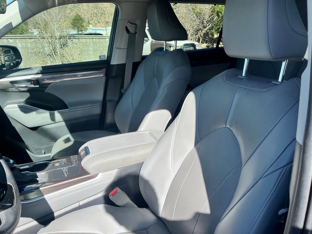 Used 2020 Toyota Highlander Limited image 17