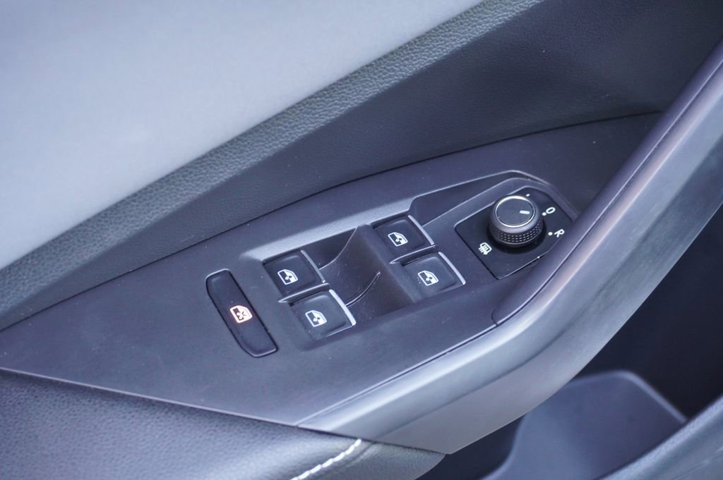 Used 2025 Volkswagen Jetta SE image 12