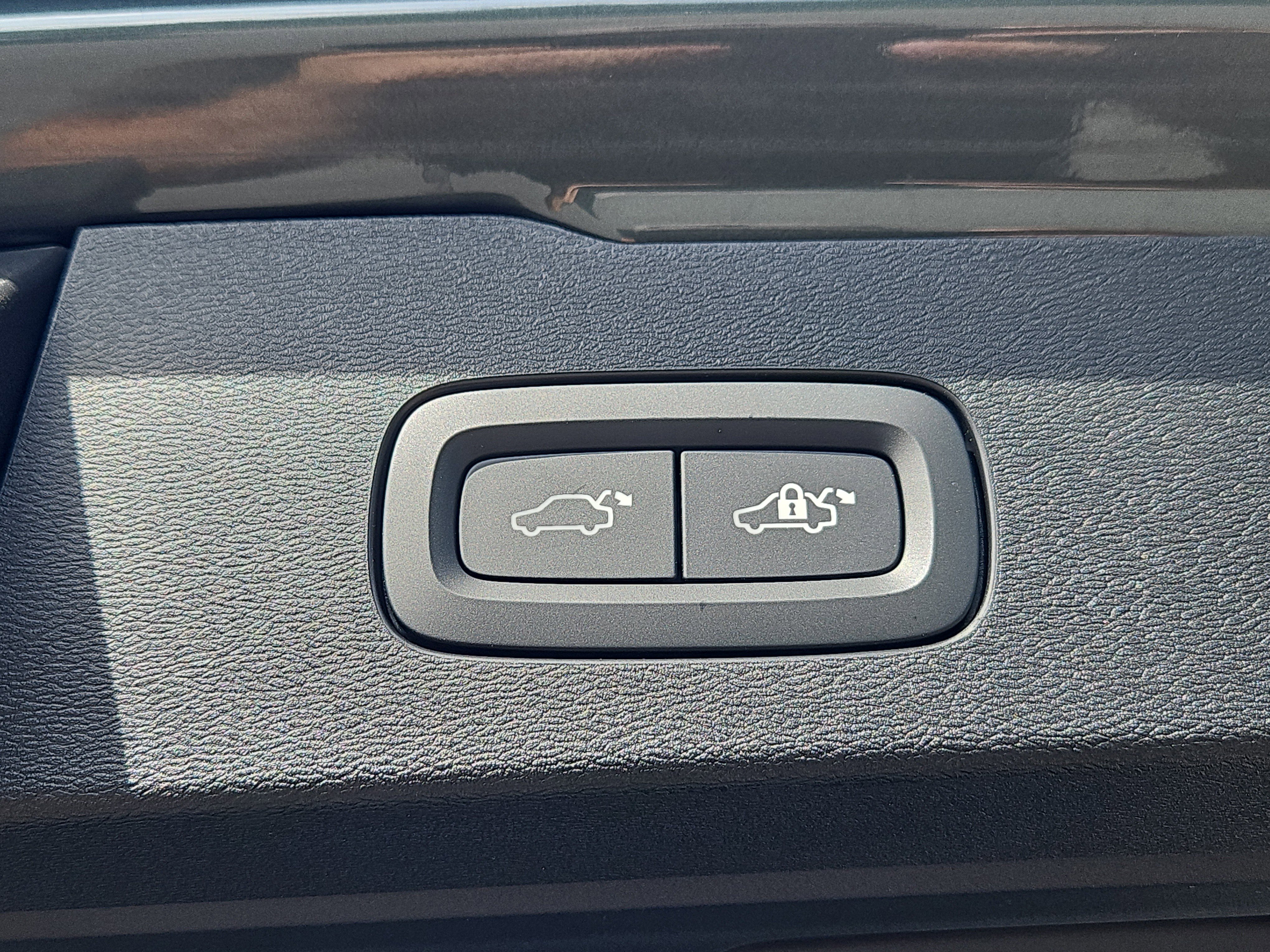 New 2026 Volvo V60 B5 Cross Country Plus w/ Protection Package Premier image 14