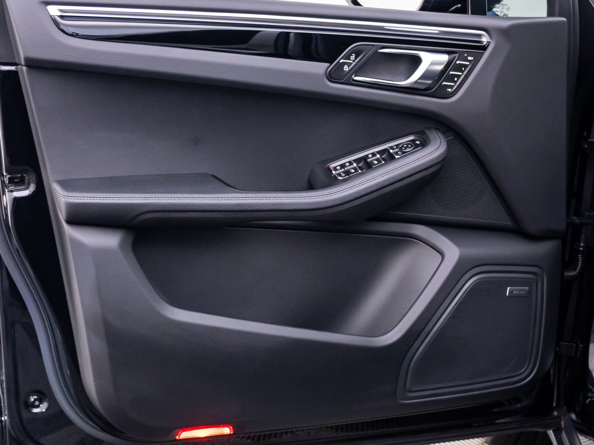 Certified 2025 Porsche Macan AWD/4WD image 14