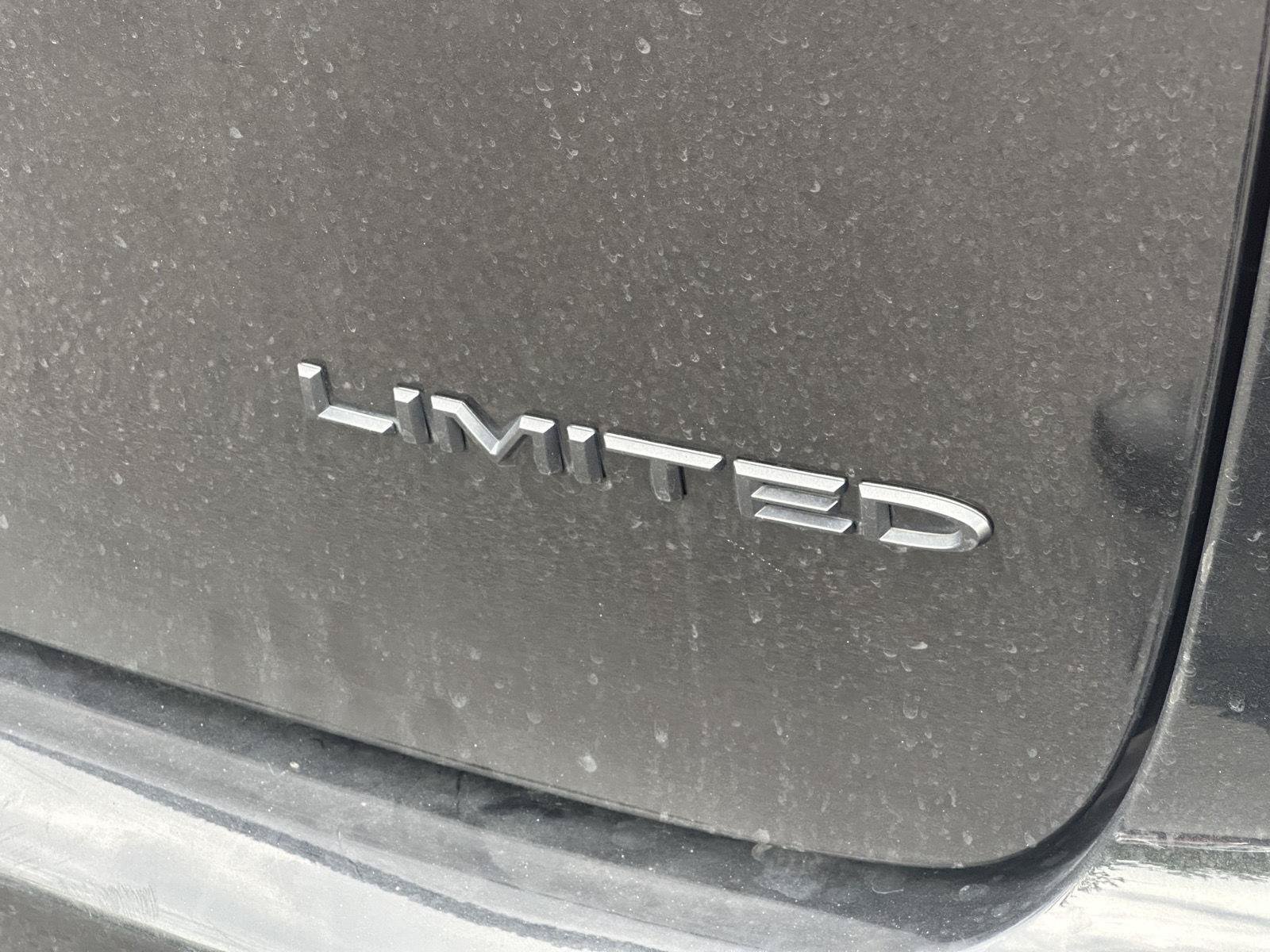 Used 2025 Chrysler Pacifica Limited FWD image 10