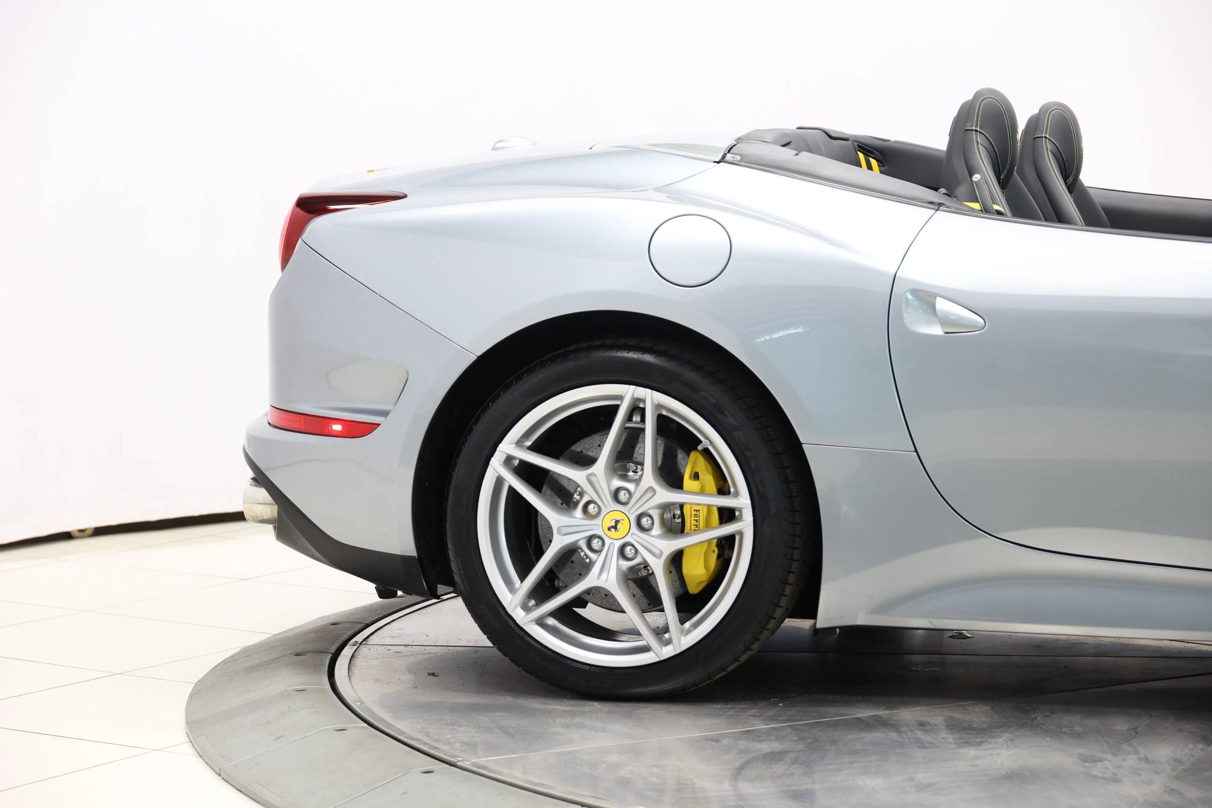 Used 2015 Ferrari California T image 64