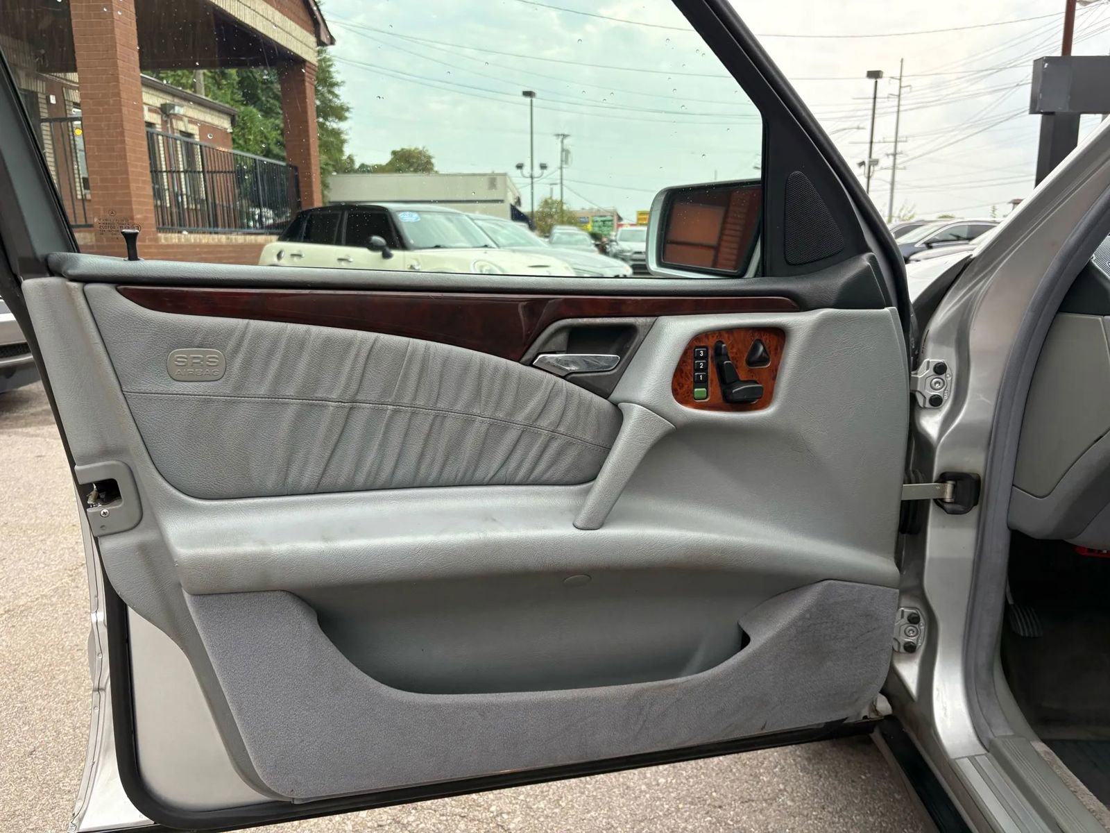 Used 1999 Mercedes-Benz E 320 Sedan image 9